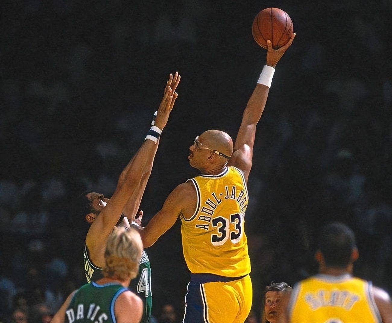 萨拉维亚：姆巴佩会成为历史最佳之一；梅西是独一无二的存在（萨拉维亚：姆巴佩将跻身历史顶尖行列，梅西无可替代）