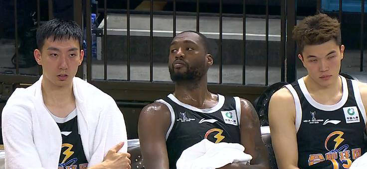 许尔勒：踢球的各种要求让我觉得不是我的生活，所以选择退役（许尔勒：足球的种种要求让我觉得这不是我想要的生活，因而选择退役）