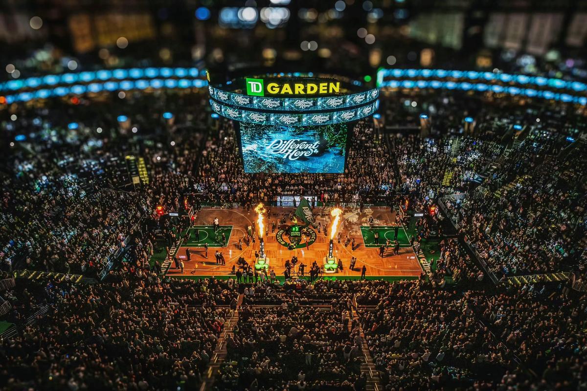 从手足无措到游刃有余，齐达内在公园学着踢毽子（齐达内公园学踢毽子：从生疏到娴熟）