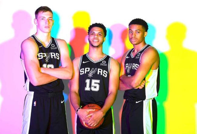 球星连续进球，引领全队节奏（球星连场破门，掌控全队节奏）