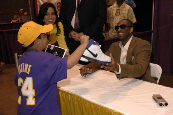 池忠国迎国安生涯200场里程碑，赛前热身获赠纪念球衣（赛前热身获赠纪念球衣，池忠国迎来国安生涯第200场里程碑）